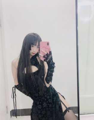撩起英语老师湿润的蕾丝内裤